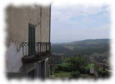 Blick von Radda Richtung Osten auf die toskanische Landschaft im Chiantigebiet Blick von Radda auf die toskanische Landschaft