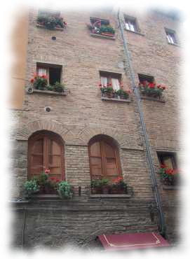 Häserfront mit Blumenkästen